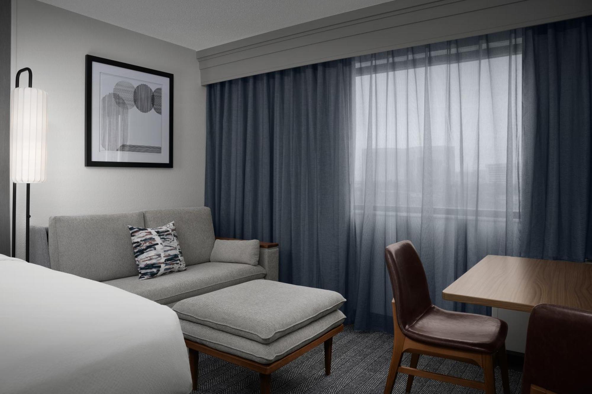 Courtyard Dallas Addison Quorum Drive Room photo