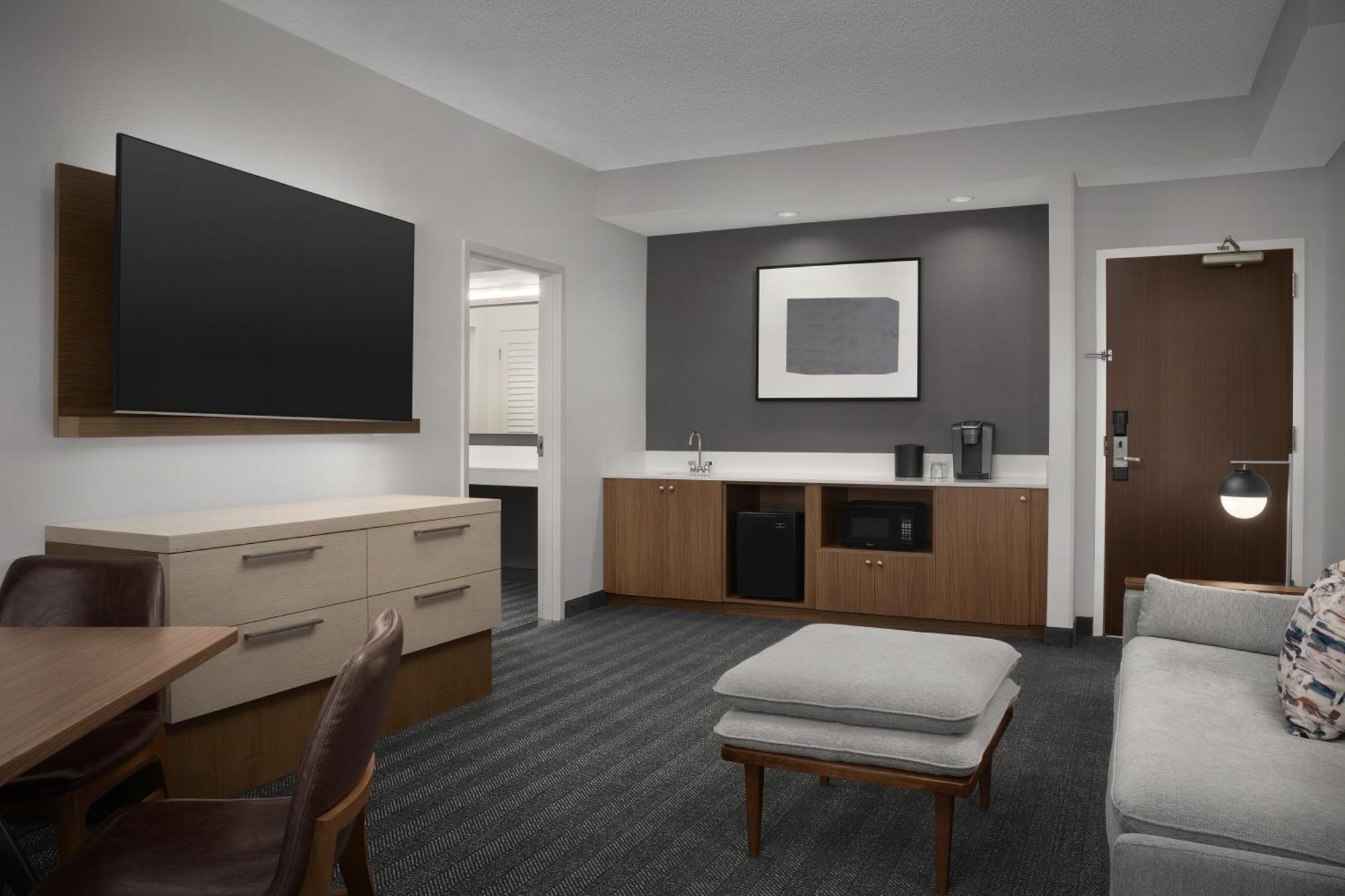 Courtyard Dallas Addison Quorum Drive Room photo