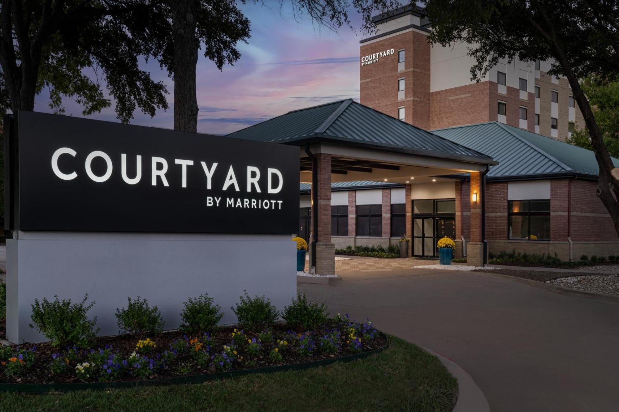 Courtyard Dallas Addison Quorum Drive Exterior photo