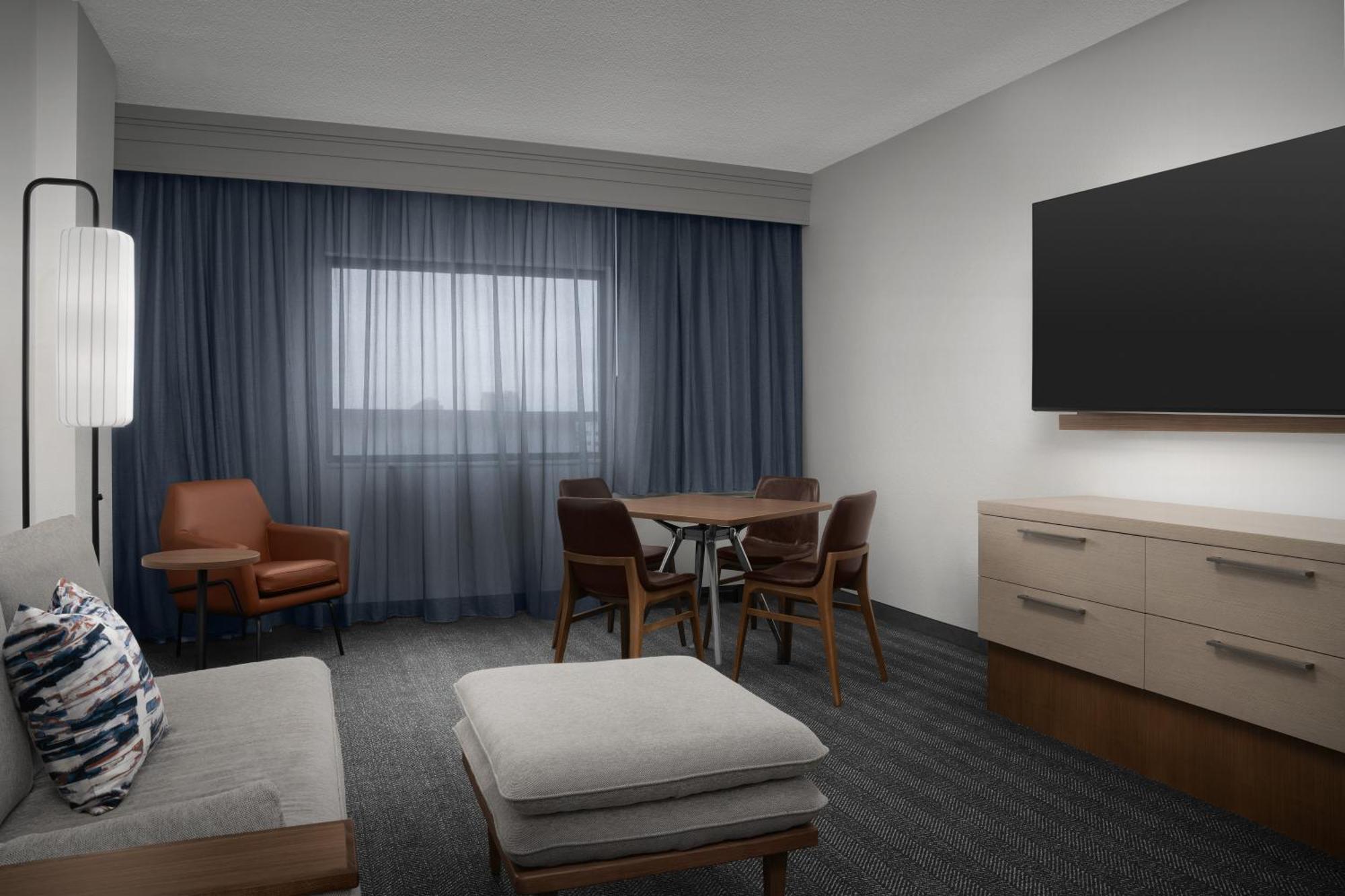 Courtyard Dallas Addison Quorum Drive Room photo