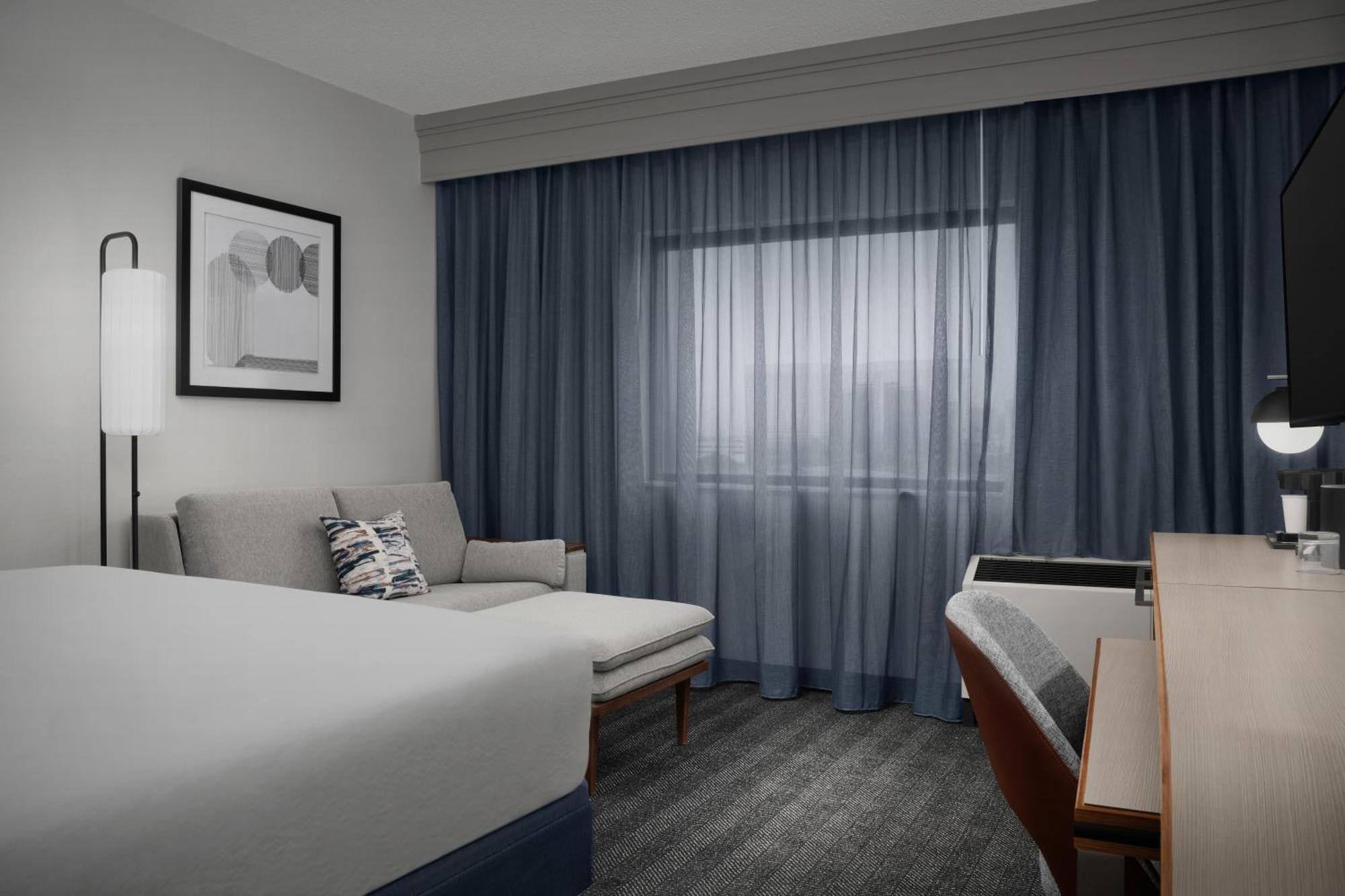 Courtyard Dallas Addison Quorum Drive Room photo