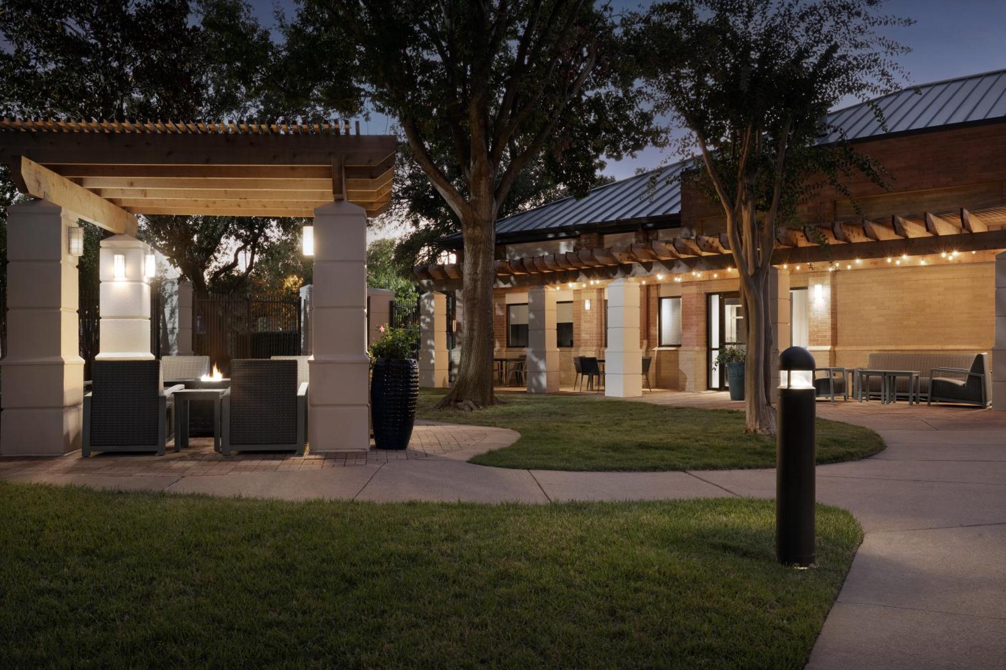 Courtyard Dallas Addison Quorum Drive Exterior photo