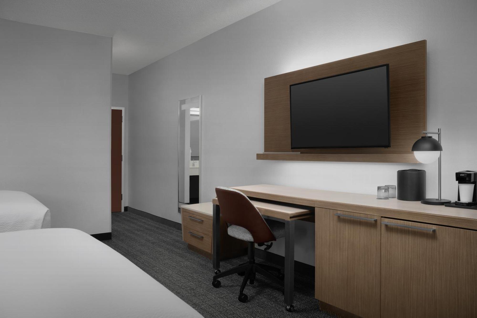 Courtyard Dallas Addison Quorum Drive Room photo