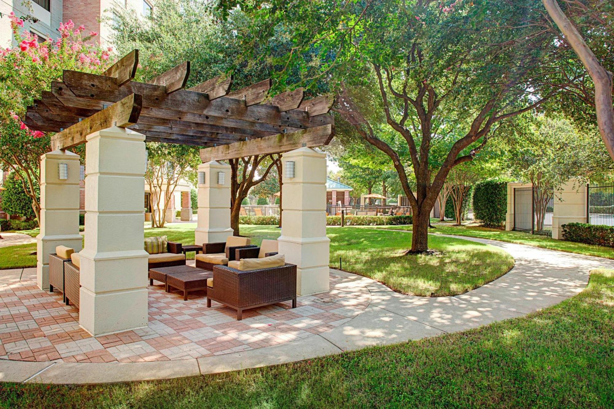 Courtyard Dallas Addison Quorum Drive Exterior photo